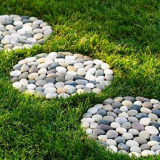 Jak vyrobit oblázkové cesty v zemi vlastníma rukama